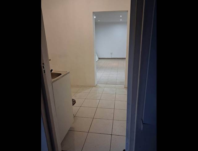 1 BEDROOM FLAT TO LET IN COWIES HILL